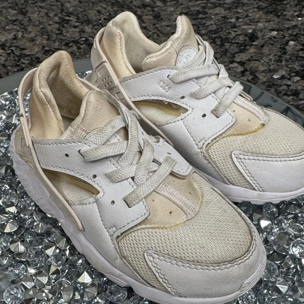 Nike huaraches Kids White and Tan Sneakers 10C